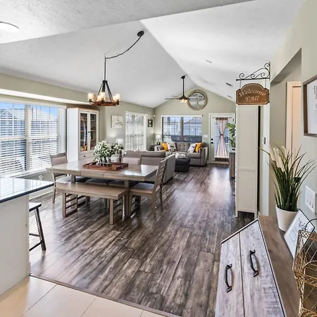 Golf On Site - Walk-In Shower - Jetted Tub - Free Attraction Tickets Included
